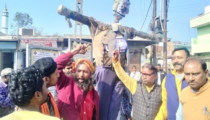 बाराबंकी: हिंदू संगठन ने स्वामी प्रसाद मौर्य का फूंका पुतला, जूतों की माला पहनाकर की पिटाई; सिर काटकर लाने पर इतने लाख देने का एलान