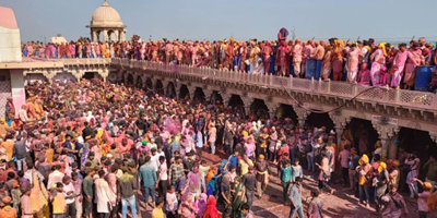 नंदगांव में उमड़ा लोगों का हुजूम, लट्ठमार होली खेलने पहुंचने लगे बरसाना के हुरियारे