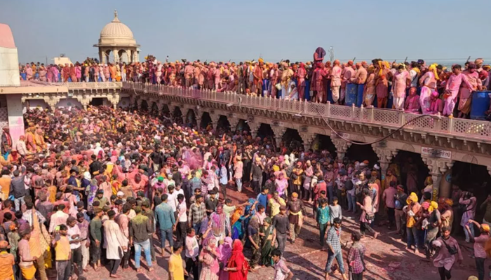 नंदगांव में उमड़ा लोगों का हुजूम, लट्ठमार होली खेलने पहुंचने लगे बरसाना के हुरियारे