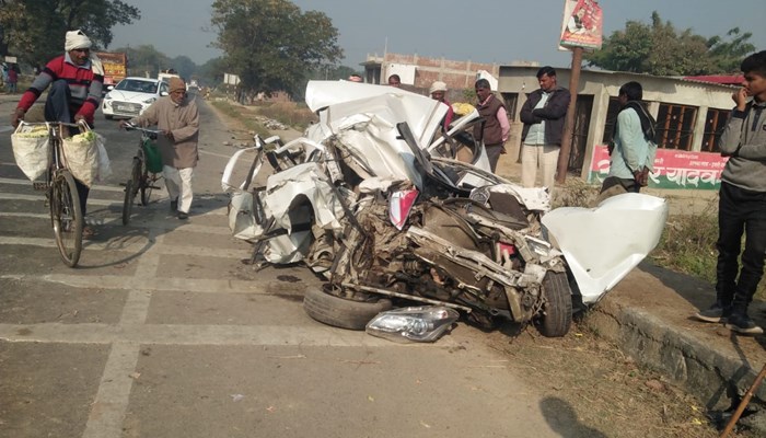 यूपी के कटरा बाईपास पर ट्रक और कार में टक्कर, एक कि मौत दूसरे की हालत गंभीर