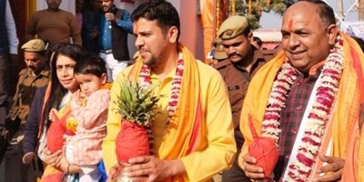 बाराबंकी: लोधेश्वर महादेवा के अगहनी मेले का डीएम ने किया उद्घाटन, पत्नी के साथ की पूजा-अर्चना