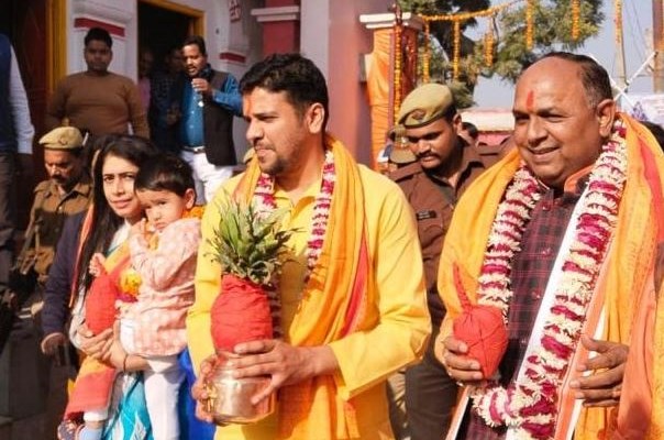 बाराबंकी: लोधेश्वर महादेवा के अगहनी मेले का डीएम ने किया उद्घाटन, पत्नी के साथ की पूजा-अर्चना