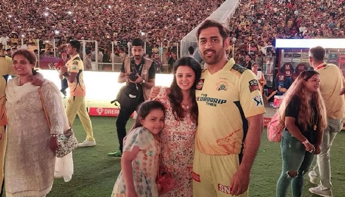 IPL ट्रॉफी को देख रहे थे MS Dhoni, तब पत्‍नी साक्षी ने दिया ऐसा रिएक्‍शन कि वायरल हो गया वीडियो