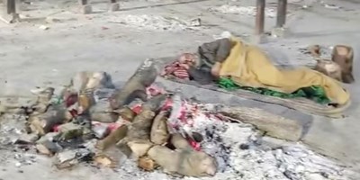 उत्तर-प्रदेश: कंपकपाती ठण्ड के बीच जलती चिता के बगल में बिस्तर लगाकर नींद पूरी कर रहे बुजुर्ग का Video वायरल होने के बाद सरकारी अमले की टूटी नींद 