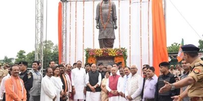 रक्षामंत्री राजनाथ सिंह ने किया कल्याण सिंह की प्रतिमा का अनावरण, कहा- मेरे बड़े भाई जैसे थे