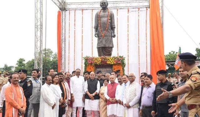 रक्षामंत्री राजनाथ सिंह ने किया कल्याण सिंह की प्रतिमा का अनावरण, कहा- मेरे बड़े भाई जैसे थे