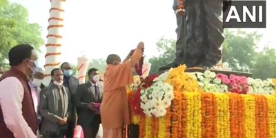 सीएम योगी ने पुष्‍प अर्पित कर पं. दीनदयाल उपाध्‍याय को दी श्रद्धांजलि, कहा- दीनदयाल के सपने को मोदी सरकार कर रही पूरा