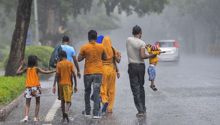 दिल्ली-एनसीआर में तेज हवाओं के साथ झमाझम बारिश,मौसम हुआ सुहावना