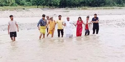 सहारनपुर के शाकुंभरी खोल में अचानक से आया जल सैलाब, बाढ़ में बह गई कार... एक महिला की मौत