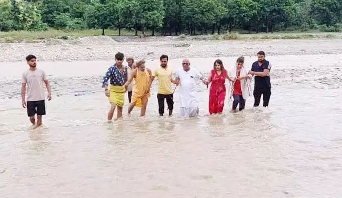 सहारनपुर के शाकुंभरी खोल में अचानक से आया जल सैलाब, बाढ़ में बह गई कार... एक महिला की मौत