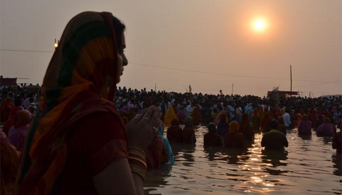 पूरे देश में मनाया जा रहा छठ महापर्व, आज डूबते सूरज को दिया जाएगा अर्घ्य