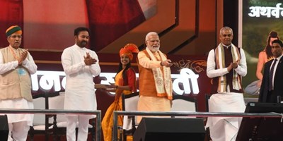 महर्षि सरस्वती के जयंती समारोह में बोले PM Modi- आज बेटियां भी चला रहीं राफेल, गरीबों का उत्थान ही प्राथमिकता