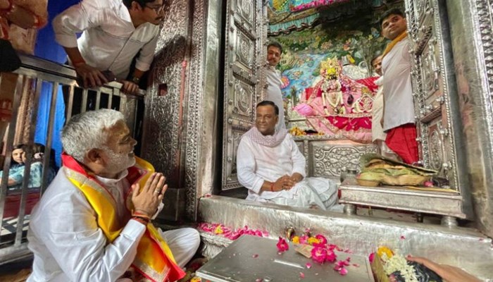 मथुरा: जल शक्ति मंत्री स्वतंत्र देव सिंह ने बांके बिहारी मंदिर में किए दर्शन, देखी विकास कार्यों की प्रगति