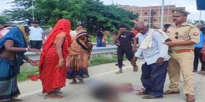 यूपी: अज्ञात बोलेरो की चपेट में आने से बाइक सवार की दर्दनाक मौत, सड़क पर बिखर गया शव, एक घायल