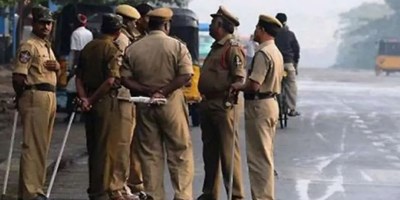 कोर्ट के बाहर हत्यारोपी का गला घोटने का प्रयास: पुलिस कर्मियों को पीटा-गंडासे से की थी हत्या