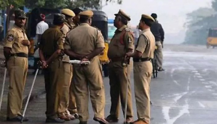 कोर्ट के बाहर हत्यारोपी का गला घोटने का प्रयास: पुलिस कर्मियों को पीटा-गंडासे से की थी हत्या