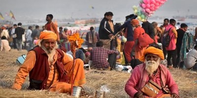 संगम पर मकर संक्रांति की डुबकी के लिए उमड़ा आस्था का रेला, पुण्यकाल की मान्यता रविवार को