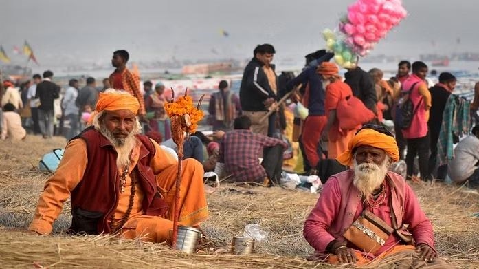 संगम पर मकर संक्रांति की डुबकी के लिए उमड़ा आस्था का रेला, पुण्यकाल की मान्यता रविवार को