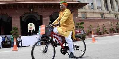 Arjun Ram Meghwal बने कानून मंत्री: IAS की नौकरी छोड़ सियासत में रखा कदम, आज भी साइकिल से जाते हैं संसद