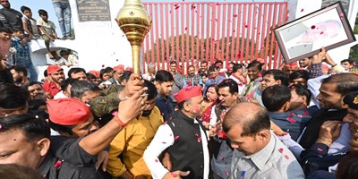 एक के हाथ में गदा, दूसरे में मुलायम का पोर्ट्रेट... मैनपुरी में चुनाव का ये रंग देखा क्या?