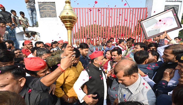 एक के हाथ में गदा, दूसरे में मुलायम का पोर्ट्रेट... मैनपुरी में चुनाव का ये रंग देखा क्या?