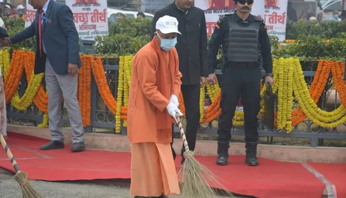 अयोध्या: PM मोदी के आह्वान पर CM योगी ने किया स्वच्छता अभियान का शुभारंभ, अयोध्या के लता मंगेशकर चौराहे पर लगाई झाड़ू