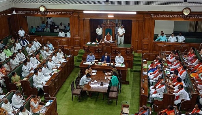 बिहार विधानसभा के स्‍पीकर विजय सिन्‍हा ने दिया इस्‍तीफा, सदन के बाहर लगे नीतीश हाय-हाय के नारे