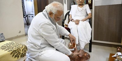 मां का 100वां जन्मदिन मनाने गुजरात पहुंचे पीएम मोदी, पैर धोकर लिया आशीर्वाद