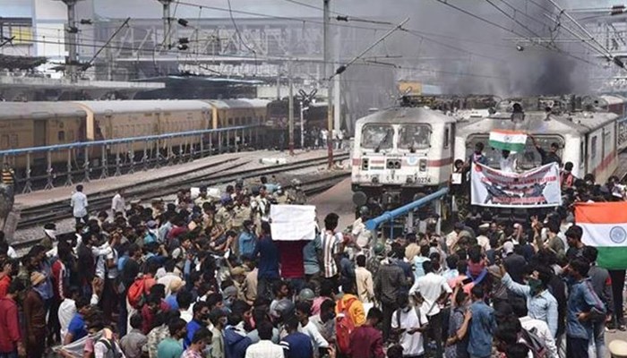 अग्निपथ की आंच: युवा कांग्रेस के कार्यकर्ताओं ने कनॉट प्लेस के पास रोकी ट्रेन, कई हिरासत में लिए गए