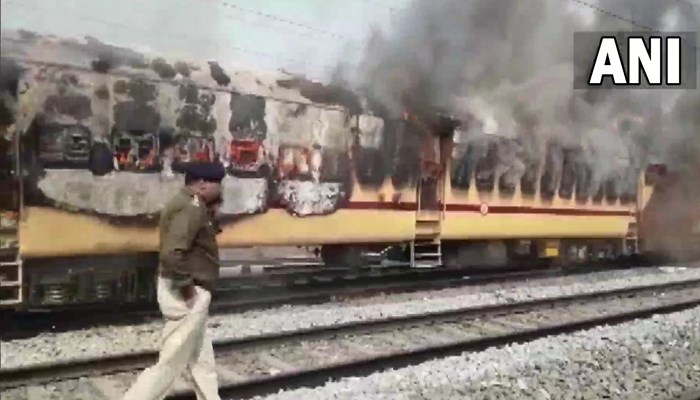 बिहार में परीक्षार्थियों ने ट्रेन जलाई, रेल मंत्री ने किया शांति का आह्वान, निष्पक्ष परिणाम का वादा