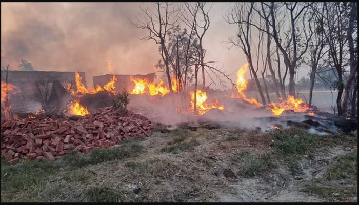 गोंडा: लपटों से घिरा गोंडा जिले का चकिया गांव, 41 घरों की गृहस्थी जलकर राख 