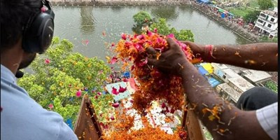  उत्तर-प्रदेश: बम-बम भोले से गुंज उठी UP, भगवान लोधेश्वर की धरती महादेवा में हेलीकॉप्टर से भक्तों और कांवरियों बरसाए गए फूल