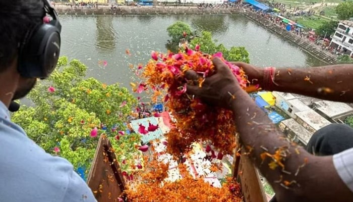  उत्तर-प्रदेश: बम-बम भोले से गुंज उठी UP, भगवान लोधेश्वर की धरती महादेवा में हेलीकॉप्टर से भक्तों और कांवरियों बरसाए गए फूल