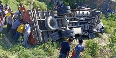 अंबेडकरनगर: अनियंत्रित होकर सामने से आ रहे ट्रक में भिड़ी बोलेरो, एक की मौत व 10 घायल