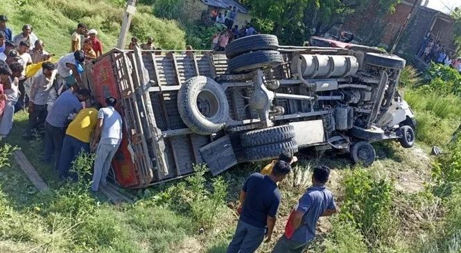 अंबेडकरनगर: अनियंत्रित होकर सामने से आ रहे ट्रक में भिड़ी बोलेरो, एक की मौत व 10 घायल