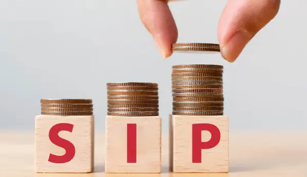 क्या SIP बंद करना सही फैसला है? बाजार में उतार-चढ़ाव से निवेशक परेशान