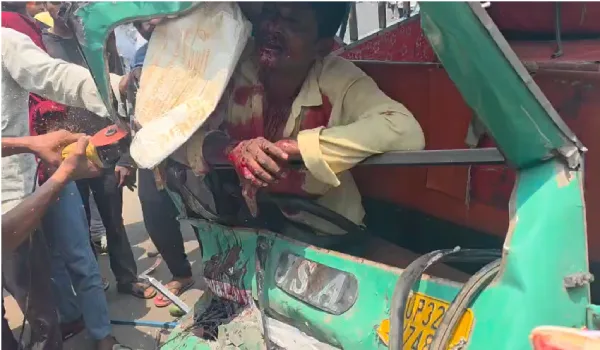 लखनऊ में मोहन रोड पर नगर निगम के डंपर और टैक्सी की भीषण टक्कर, चालक को वाहन काटकर निकाला गया