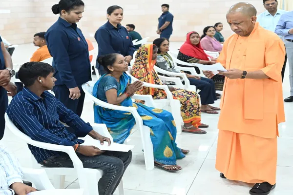 इलाज की चिंता सरकार करेगी- जनता दर्शन में कैंसर पीड़िता को सीएम योगी का भरोसा