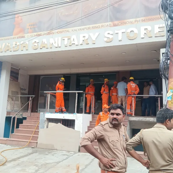 लखनऊ में फिर भड़की भीषण आग, अवध सेनेटरी स्टोर धू-धूकर जला; कई दमकल गाड़ियां और SDRF मौके पर