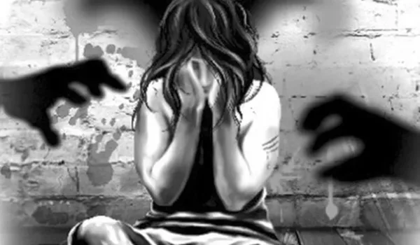 घर के बाहर खेल रही 3 साल की बच्ची को पड़ोसी बहाने से ले गया, चीख सुनते ही लोगों ने 60 वर्षीय आरोपी को दबोचा