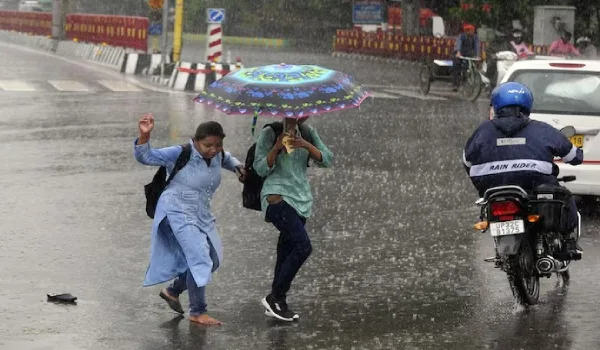 आज से यूपी में बारिश का सबसे तेज दौर, लखनऊ समेत 30 जिलों में भारी वर्षा का अलर्ट; 60 किमी प्रति घंटा की रफ्तार से चल सकती हैं हवाएं