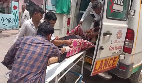 गमी में शामिल होने जा रहे परिवार पर टूटा कहर, स्कूल बस की टक्कर से पलटी ट्रैक्टर-ट्रॉली; दो महिलाओं की मौत, दो दर्जन घायल