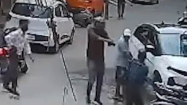 ऑफिस के गेट तक पीछा, फिर पिस्तौल तानकर 16.50 लाख से भरा बैग लूट ले गए बदमाश - दिल्ली में दिनदहाड़े वारदात कैमरे में कैद