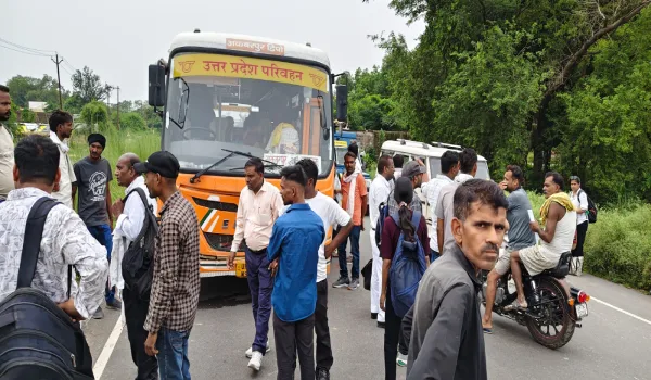 अम्बेडकरनगर में तेज रफ्तार रोडवेज बस की टक्कर से चकनाचूर हुई कार