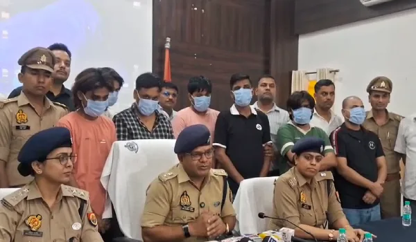 ओमैक्स सिटी के फ्लैट में चल रहा था विदेशी कॉल के जरिए साइबर ठगी का खेल, लखनऊ पुलिस ने मारा छापा; 7 गिरफ्तार