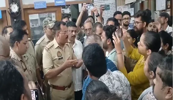 हापुड़ के निजी अस्पताल में डिलीवरी के दौरान हंगामा, परिजनों ने डॉक्टरों पर लापरवाही का लगाया आरोप