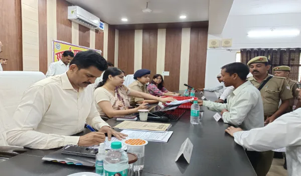 भीटी तहसील में फरियादियों की भीड़, डीएम ने मंच से दी दो टूक चेतावनी- शिकायतों में लापरवाही अब नहीं होगी बर्दाश्त