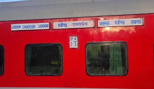 लखनऊ पहुंची ट्रेन के शौचालय में मिला युवक का शव, बंद दरवाजा खुलते ही मच गई अफरा-तफरी