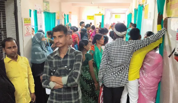 अम्बेडकरनगर जिला अस्पताल में मरीजों की भारी भीड़, मातृ-शिशु विंग में एक डॉक्टर के भरोसे ओपीडी