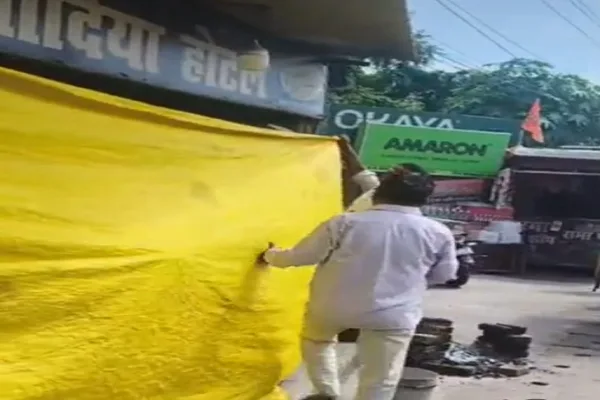 कांवड़ियों के खाने-पीने पर सख्त निगरानी, बिना लाइसेंस चल रही मटन शॉप पर ताला